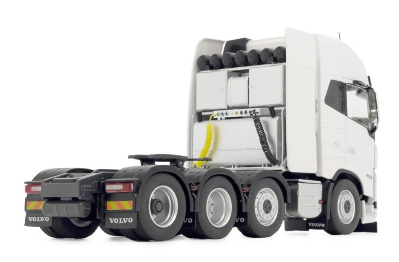 Model tahače těžkých nákladů Volvo FH5 truck 8x4 bílý MarGe 132 zadní pohled
