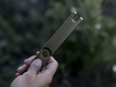 Zapalovač Pivot Arc Lighter Barebones elektrody v akci Zapalovač Pivot Arc Lighter Barebones elektrody v akci