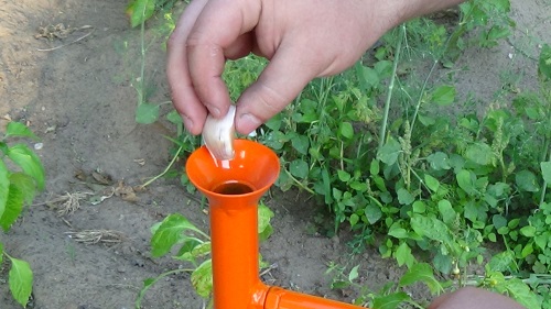 Ruční sazeč česneku a malých cibulek 4