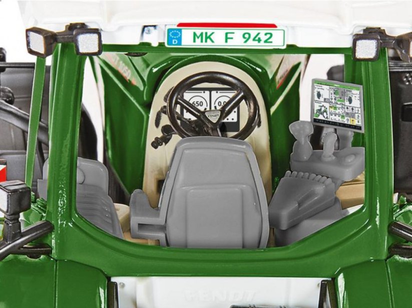 Model traktoru Fendt 942 Vario Wiking velmi detailní interier kabiny