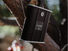 Stylová Powerbanka 10000 mAh černá Barebones kompaktní madlo pro zavěšení Stylová Powerbanka 10000 mAh černá Barebones kompaktní madlo pro zavěšení