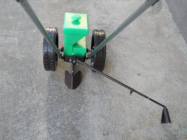 Značkovač "znamenák" řádků pro korečkový ruční secí stroj