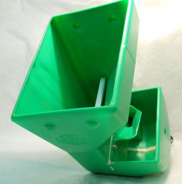 Zásobník osiva s vedením osiva a radlicí