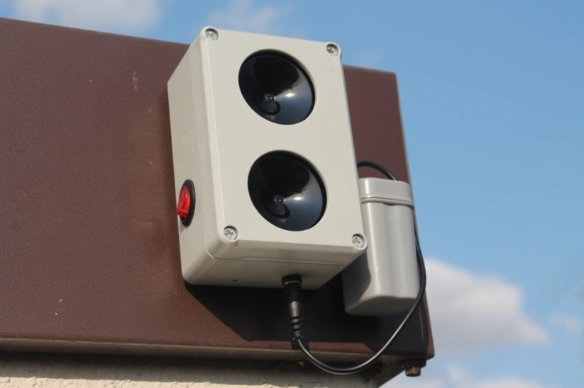 Vodotěsný ultrazvukový plašič na kuny, myši a potkany DRAGON ULTRASONIC CH200 | 2x reproduktor